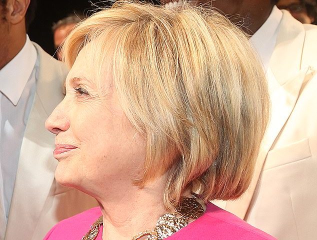 le secret des joues gonflées d'Hillary Clinton