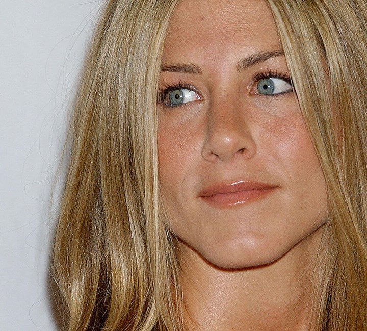 jennifer-aniston-mentoplastie